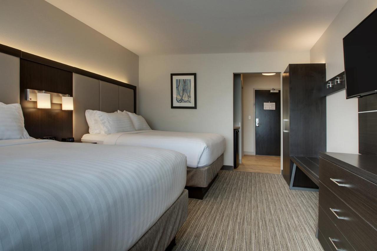 Queen Room with Two Queen Beds - Non-Smoking at Holiday Inn Express & Suites Mount Vernon by IHG