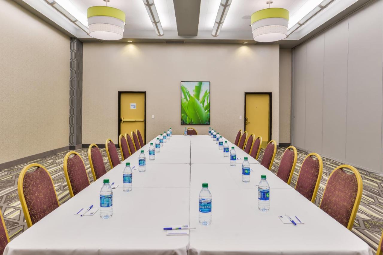 | Holiday Inn Express & Suites Elk Grove Central - Hwy 99, an IHG Hotel