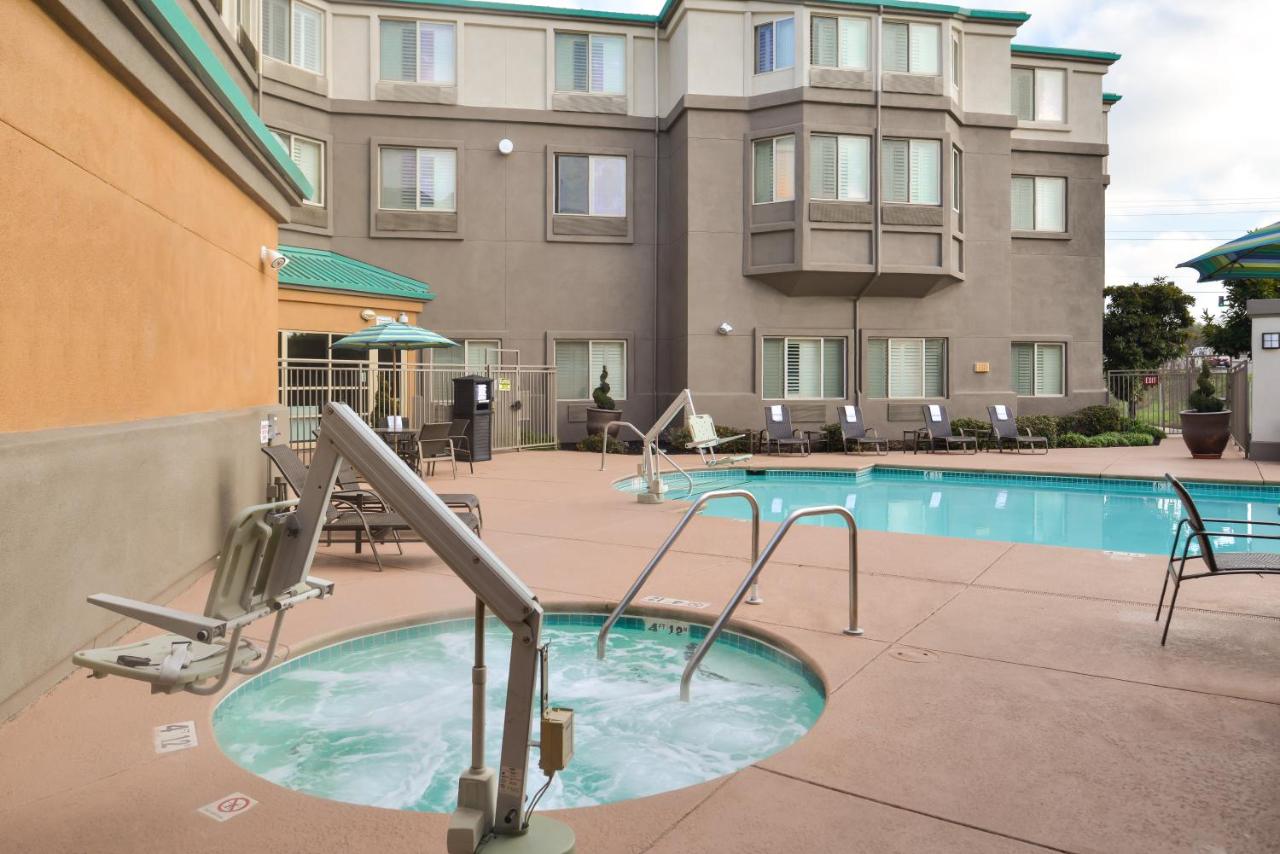| Holiday Inn Express & Suites Elk Grove Central - Hwy 99, an IHG Hotel