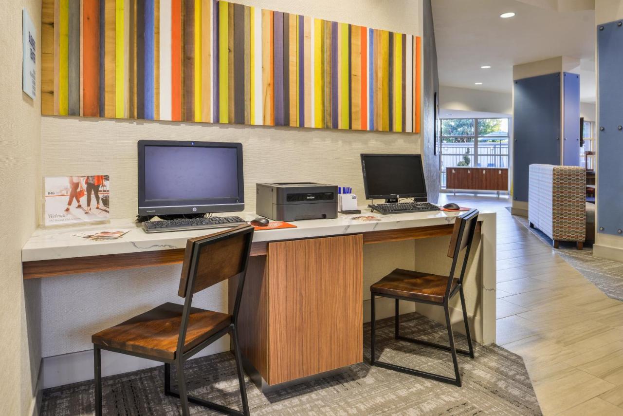 | Holiday Inn Express & Suites Elk Grove Central - Hwy 99, an IHG Hotel