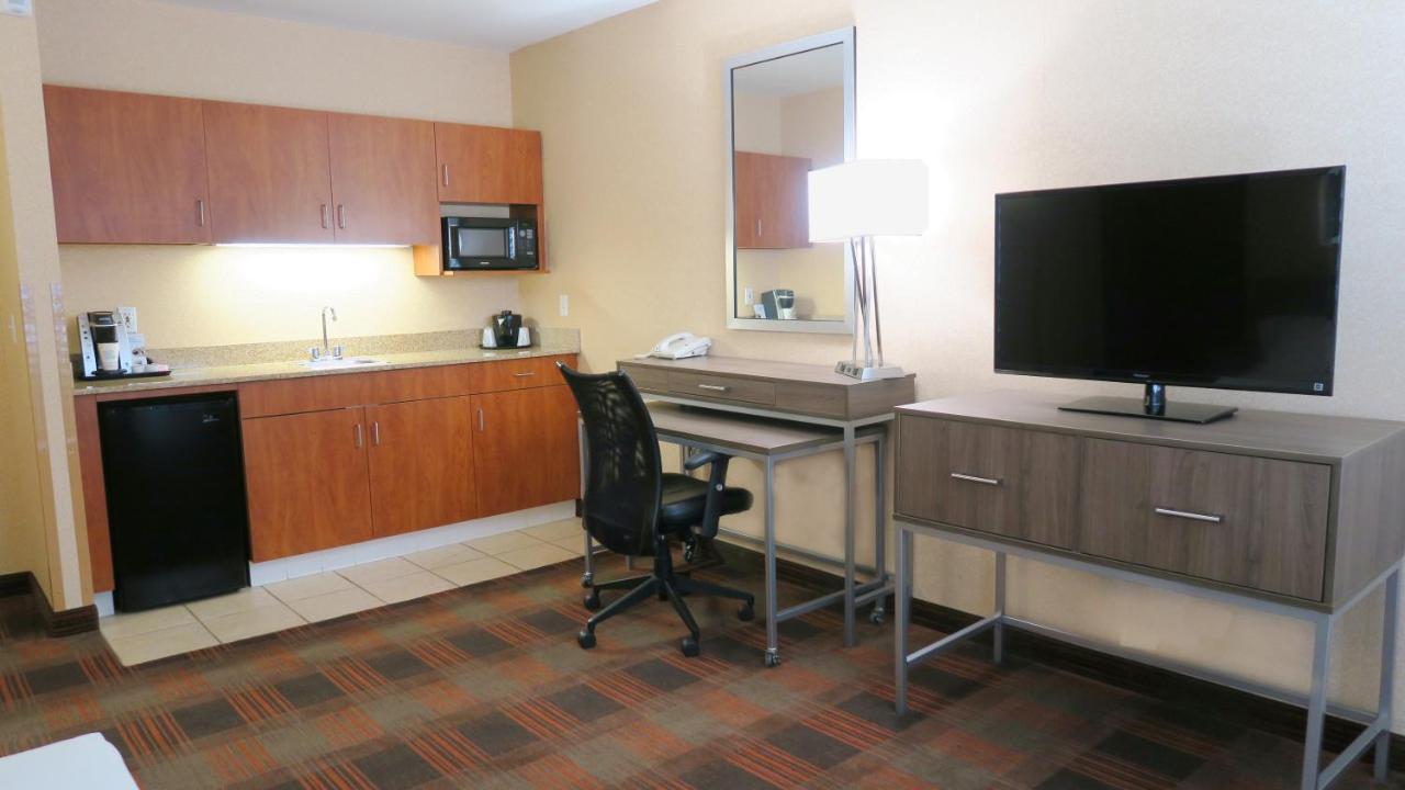 | Holiday Inn Express & Suites Elk Grove Central - Hwy 99, an IHG Hotel