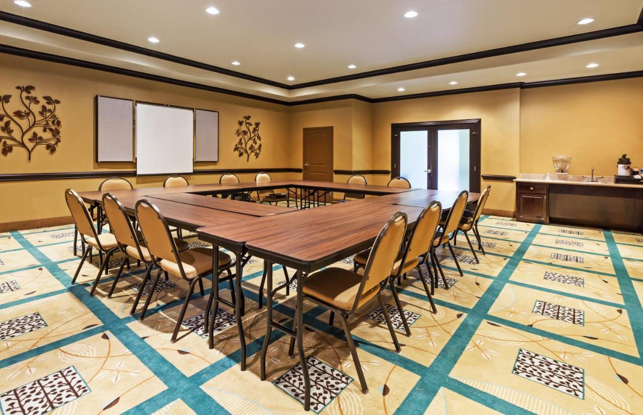 | Holiday Inn Express & Suites Victoria, an IHG Hotel