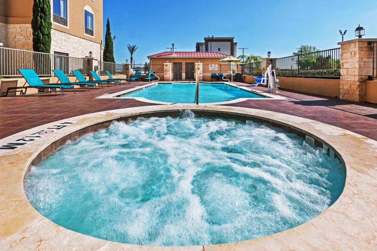 | Holiday Inn Express & Suites Victoria, an IHG Hotel