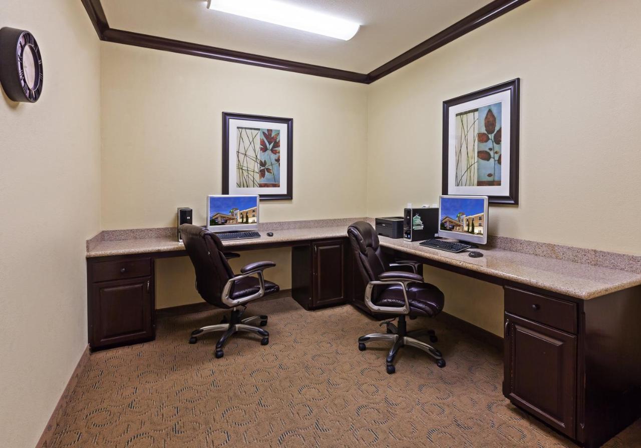 | Holiday Inn Express & Suites Victoria, an IHG Hotel