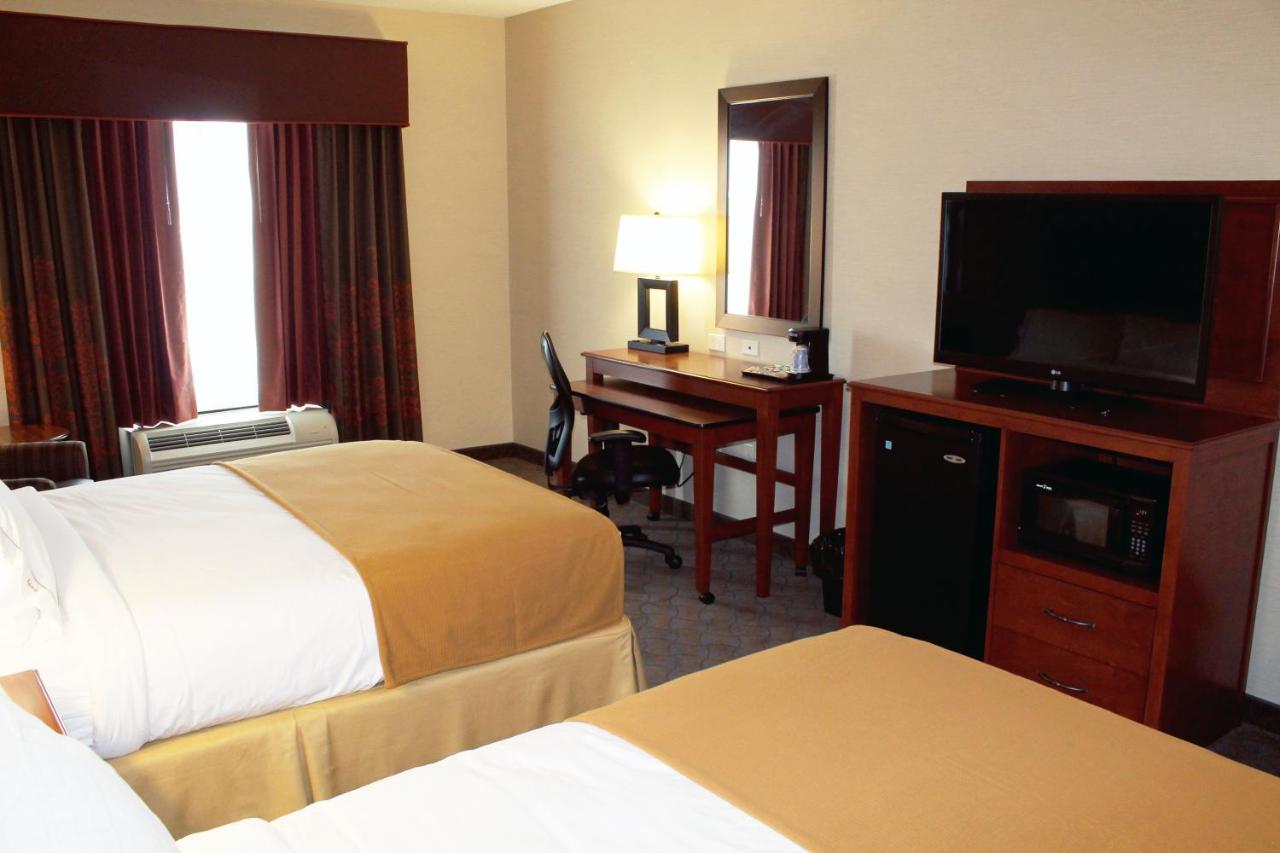 Queen Room with Two Queen Beds - Hearing Accessible/Non-Smoking at Holiday Inn Express Hotel & Suites Paducah West by IHG