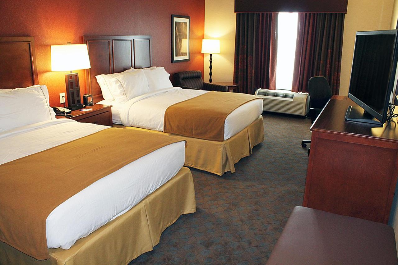 Queen Room with Two Queen Beds - Hearing Accessible/Non-Smoking at Holiday Inn Express Hotel & Suites Paducah West by IHG