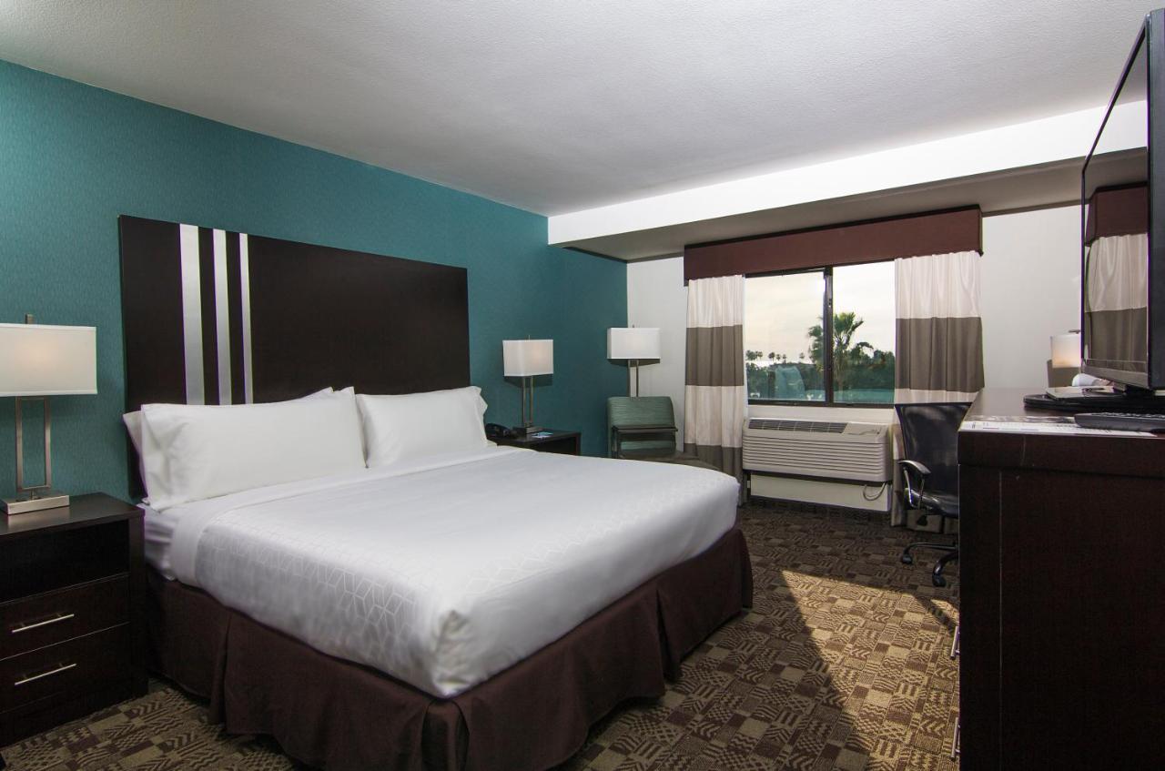  | Holiday Inn Express Hotel & Suites Carlsbad Beach