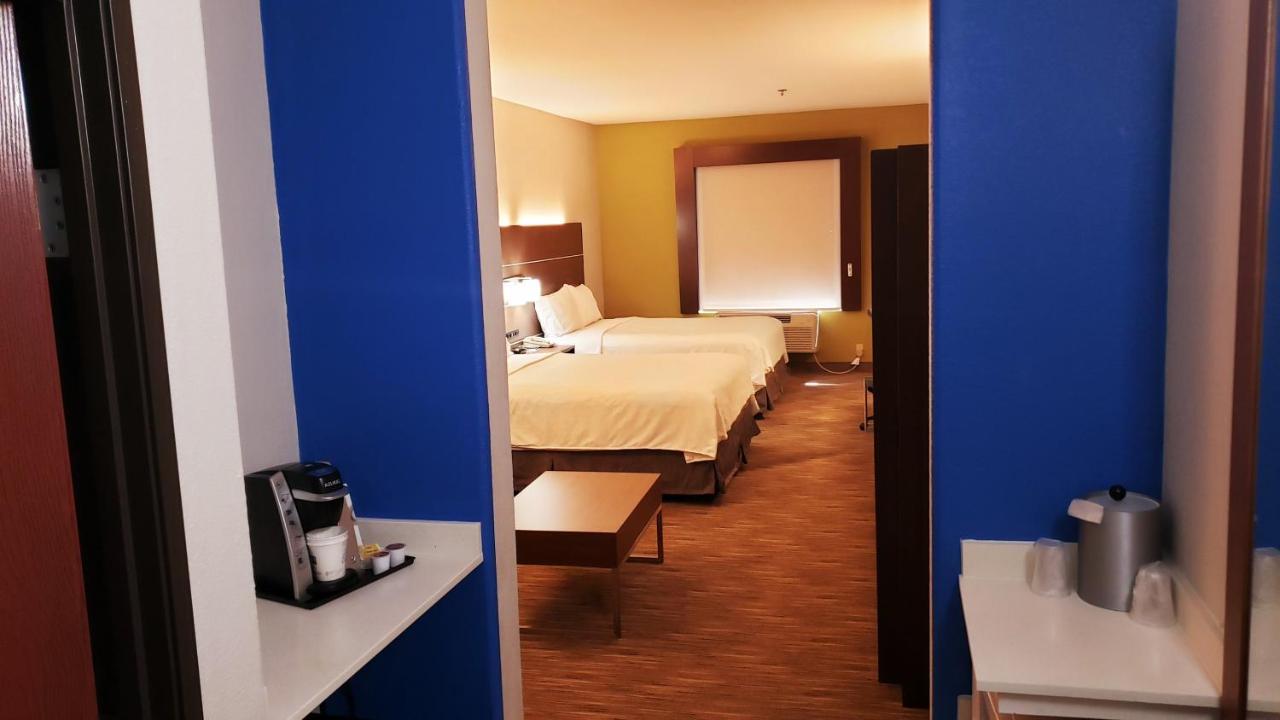 Suite with Mobility Accessible Tub - Non-Smoking at Holiday Inn Express Hotel & Suites Weslaco by IHG