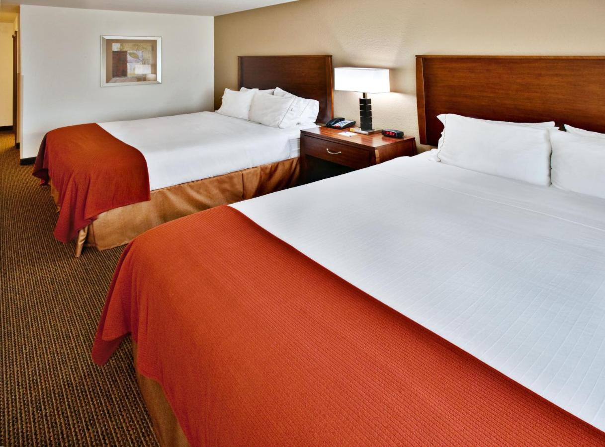 Queen Room with Two Queen Beds at Holiday Inn Express Hotel & Suites Dubuque by IHG