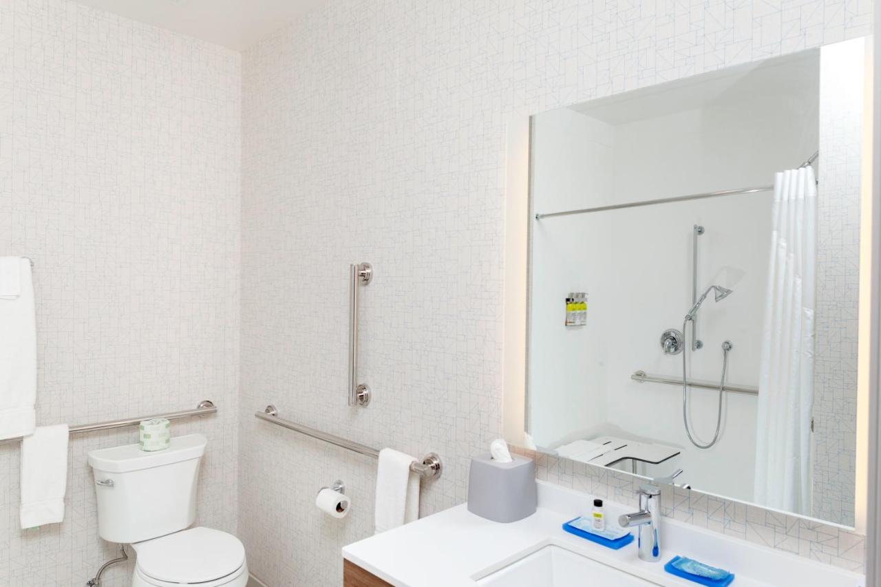 | Holiday Inn Express & Suites Phoenix East - Gilbert, an IHG Hotel