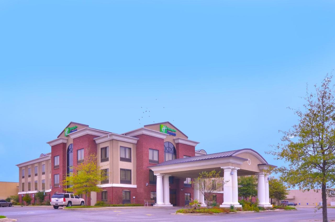 | Holiday Inn Express & Suites Pine Bluff/Pines Mall, an IHG Hotel