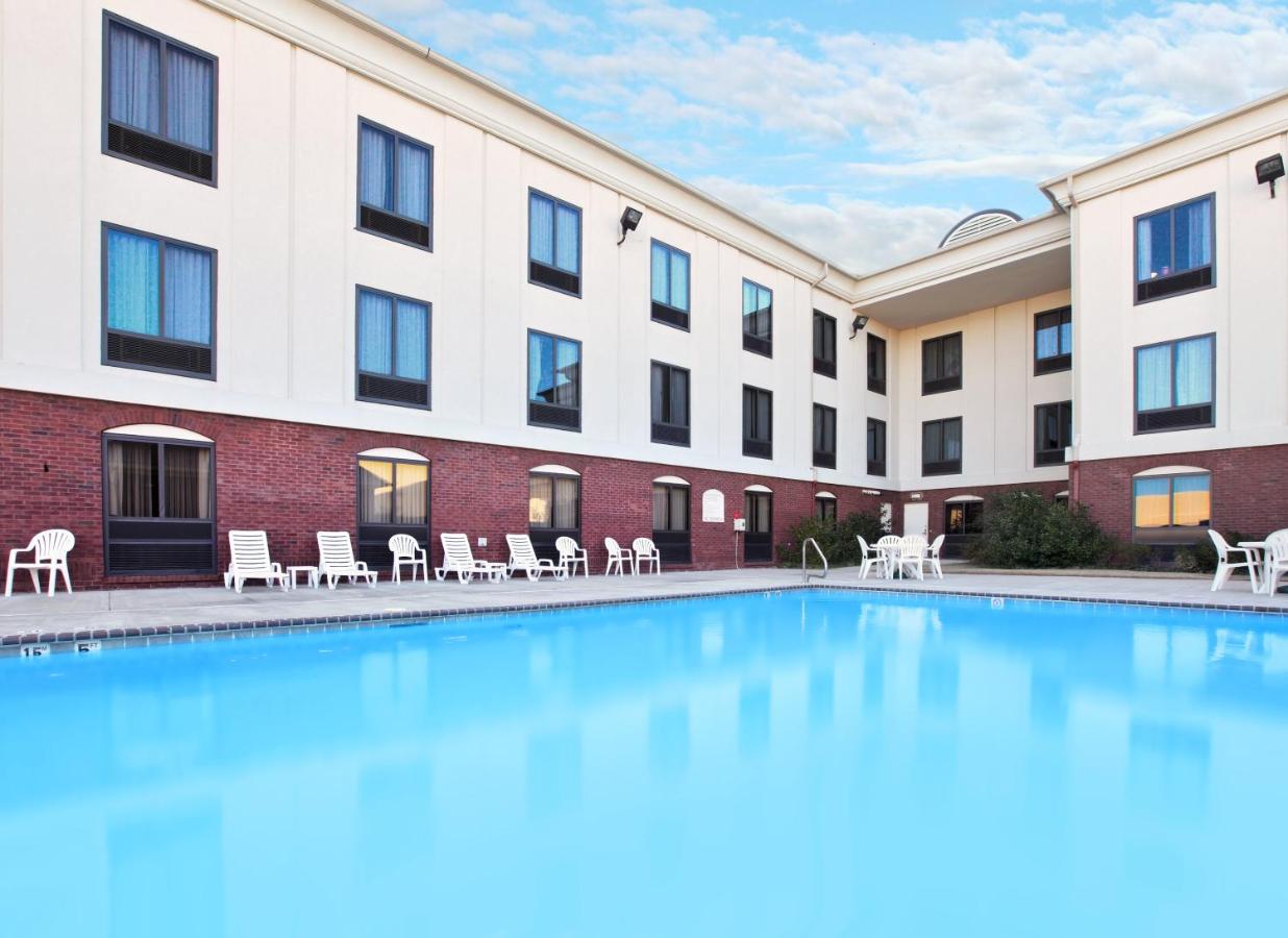 | Holiday Inn Express & Suites Pine Bluff/Pines Mall, an IHG Hotel