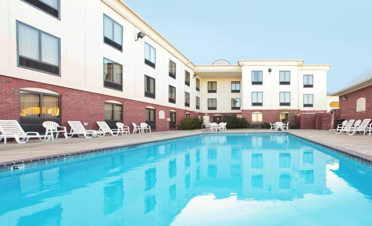 | Holiday Inn Express & Suites Pine Bluff/Pines Mall, an IHG Hotel