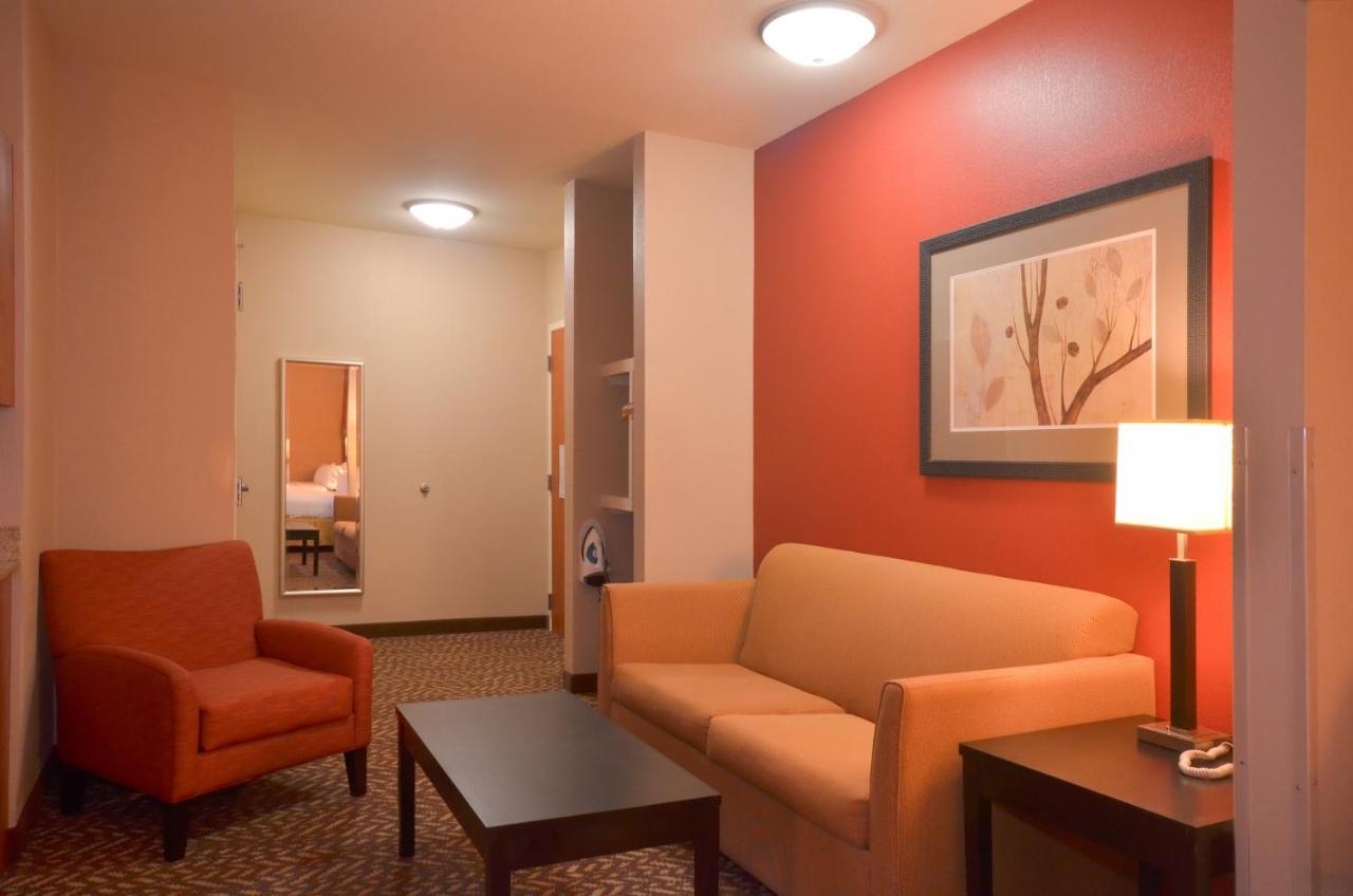 | Holiday Inn Express & Suites Pine Bluff/Pines Mall, an IHG Hotel