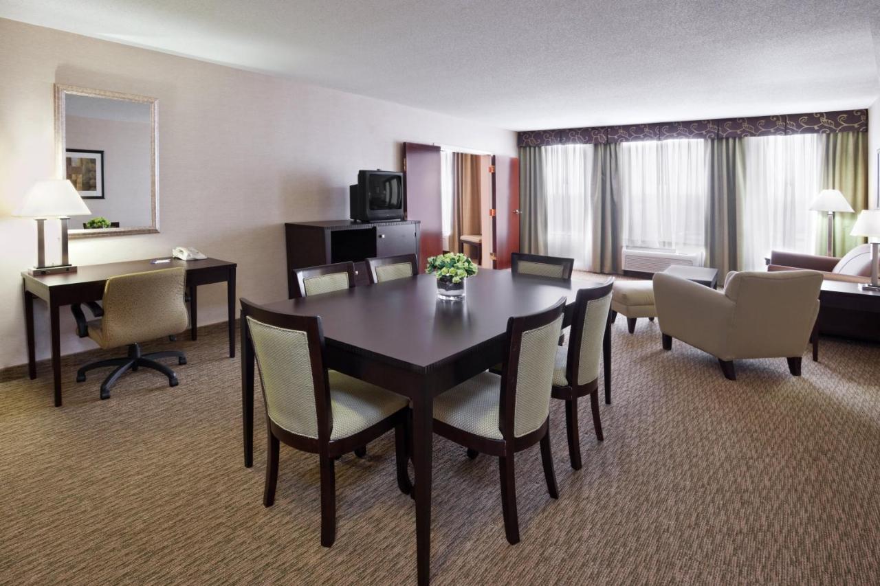 | Holiday Inn Express Hotel & Suites Cleveland-Streetsboro