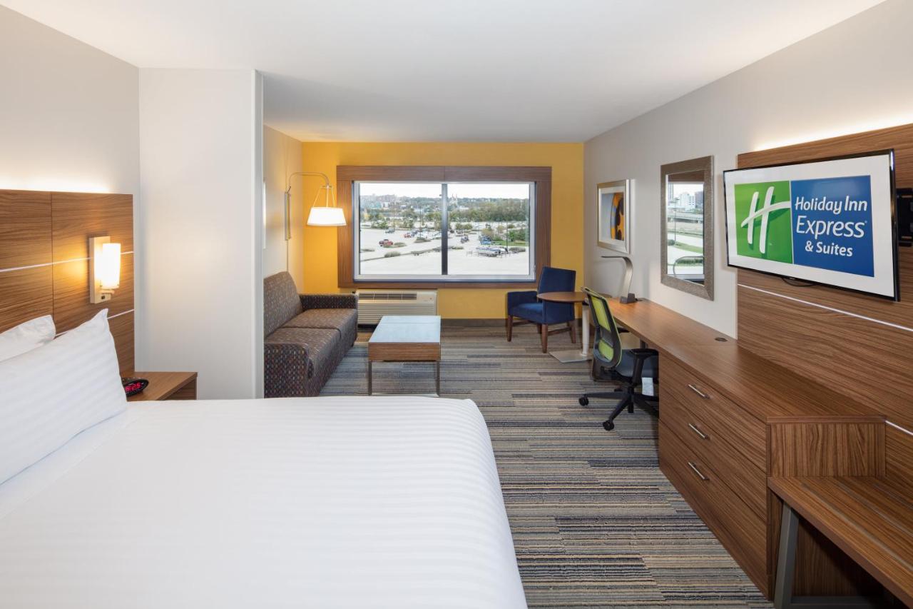 King Suite at Holiday Inn Express & Suites East Peoria - Riverfront by IHG