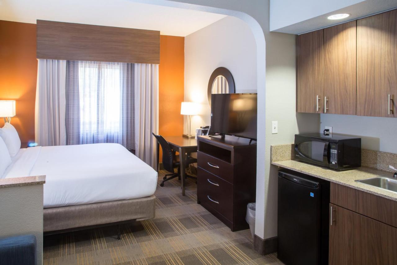 King Suite at Holiday Inn Express Hotel & Suites Oxford by IHG