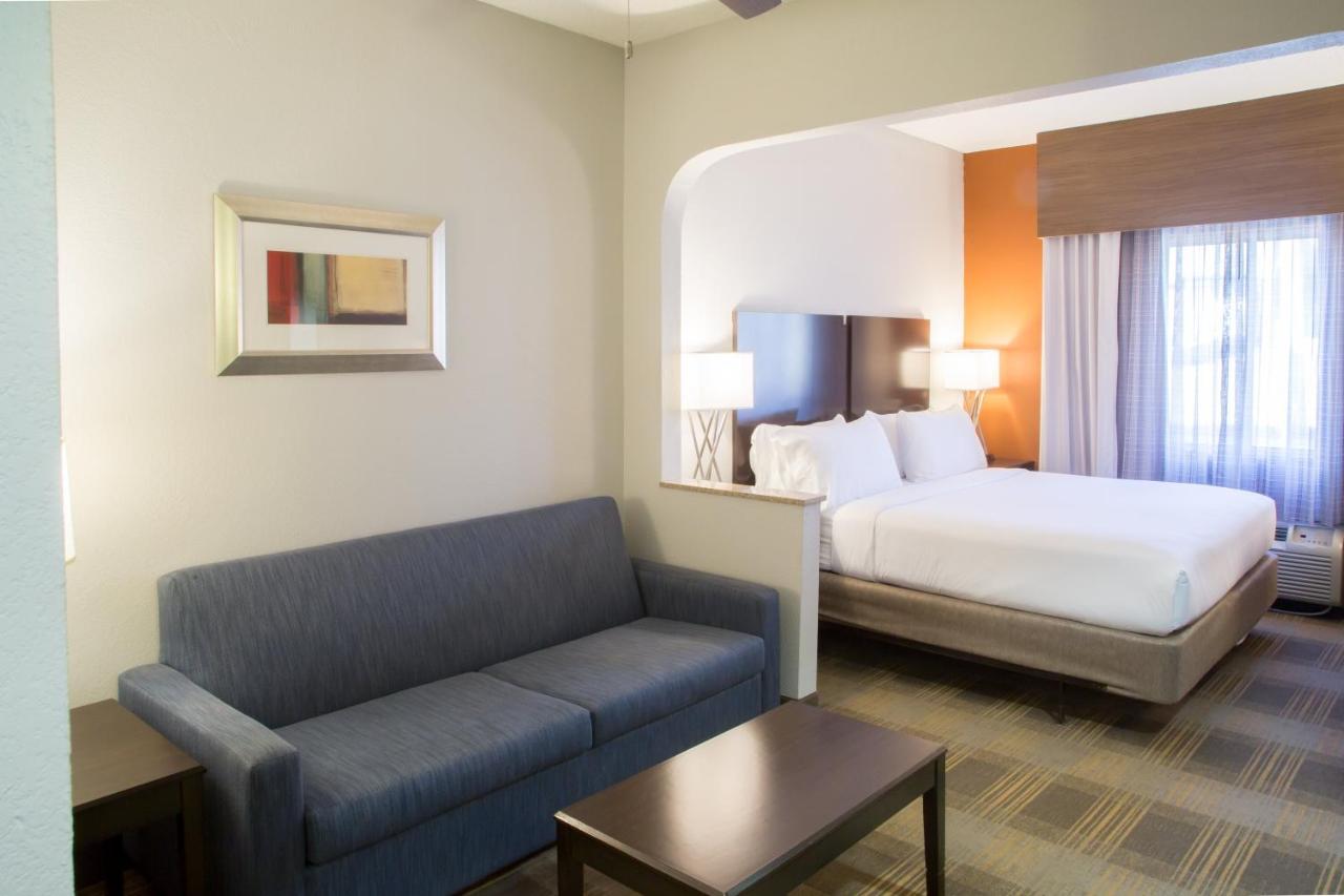 King Suite at Holiday Inn Express Hotel & Suites Oxford by IHG