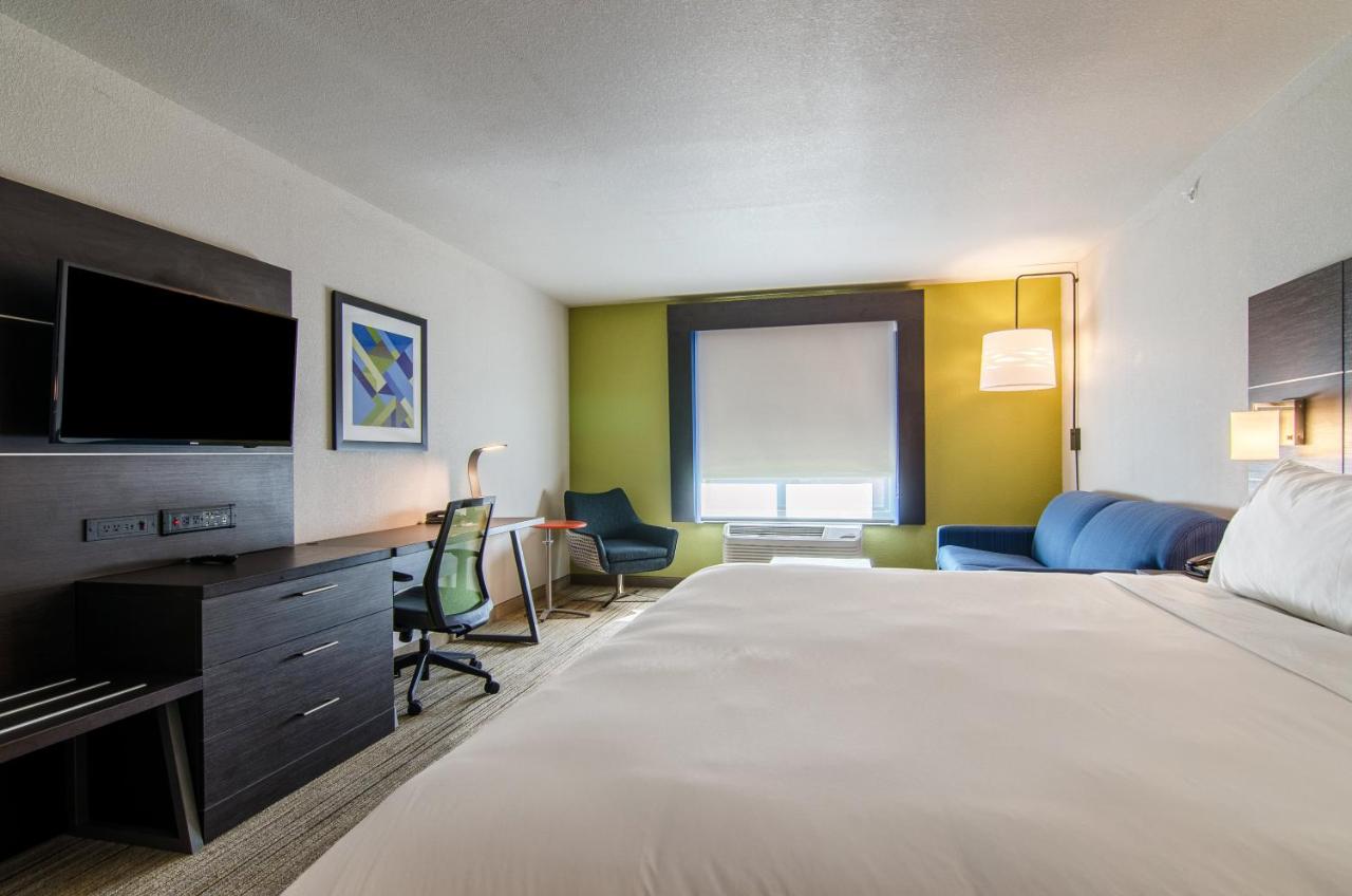 King Suite - Non-Smoking at Holiday Inn Express & Suites Atchison by IHG