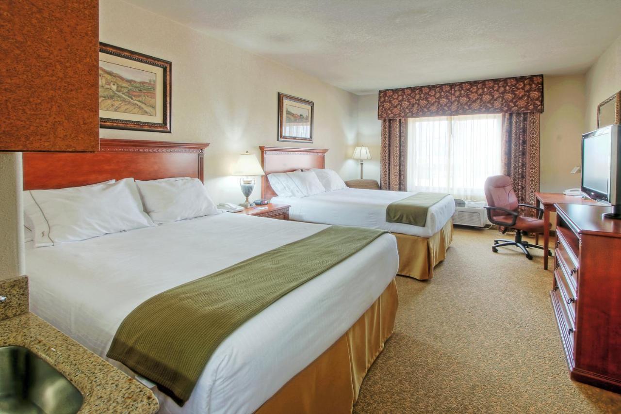 Queen Room with Two Queen Beds at Holiday Inn Express Hotel and Suites Las Cruces by IHG