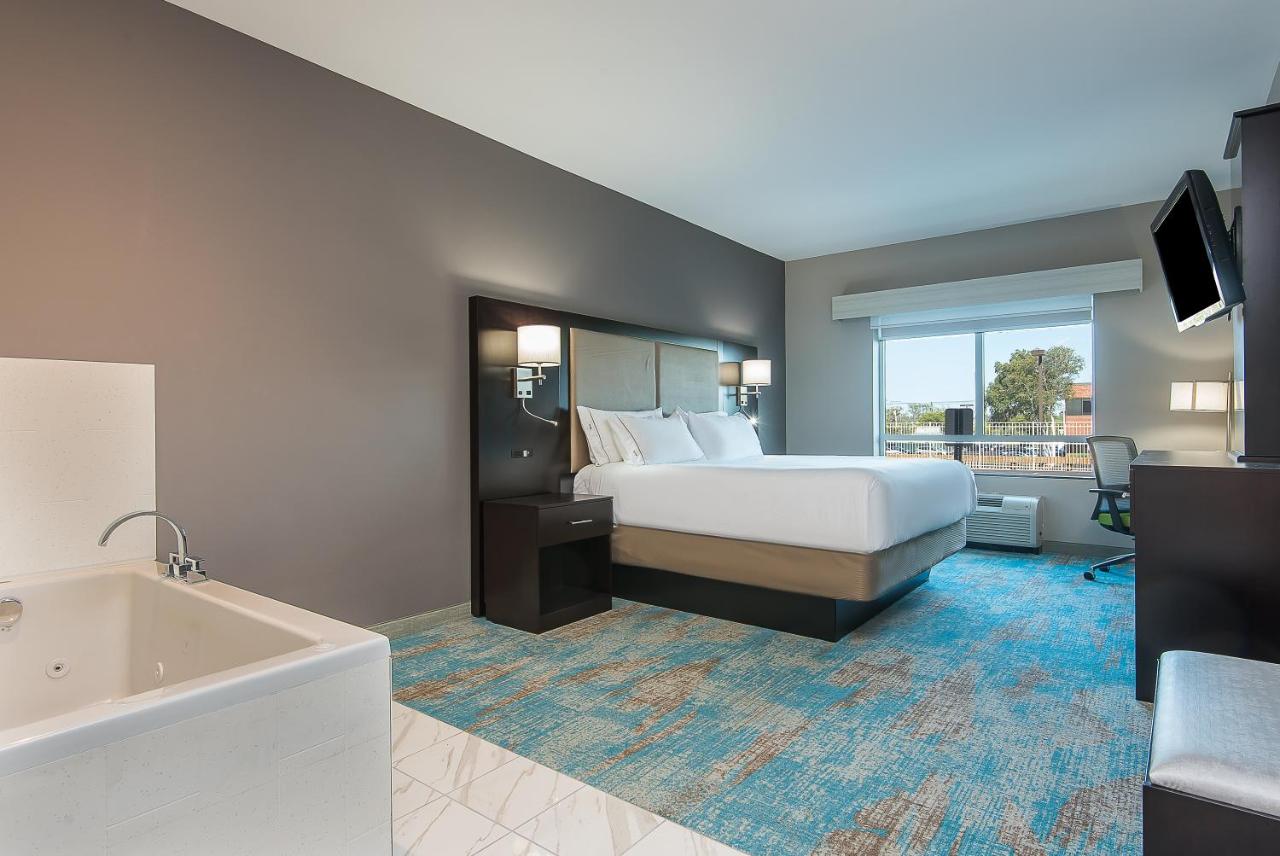 | Holiday Inn Express & Suites Norwood, an IHG Hotel