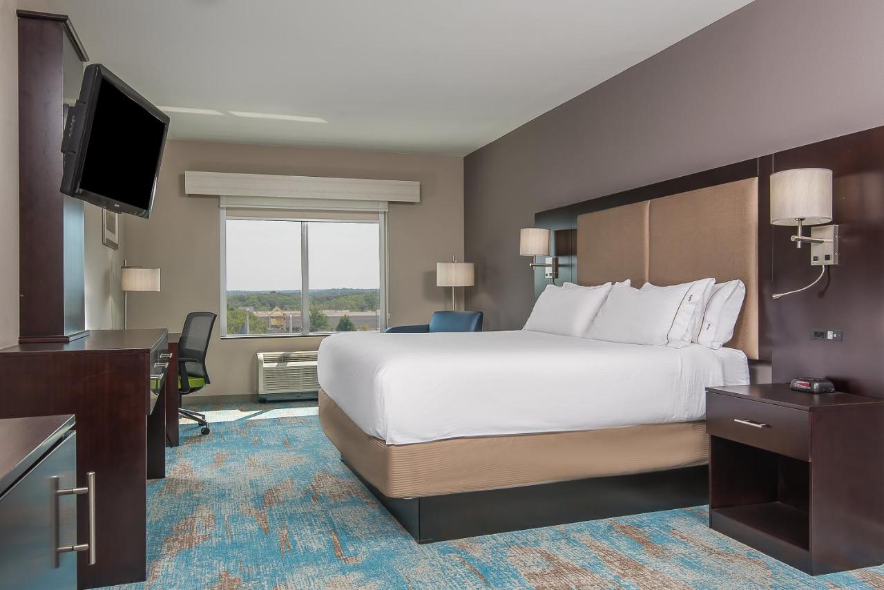 Superior King Room at Holiday Inn Express & Suites Norwood-Boston Area by IHG