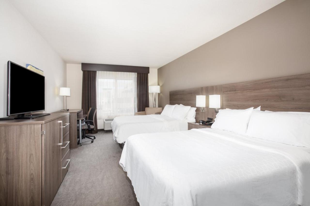 Queen Suite with Two Queen Beds at Holiday Inn Express & Suites Manhattan by IHG