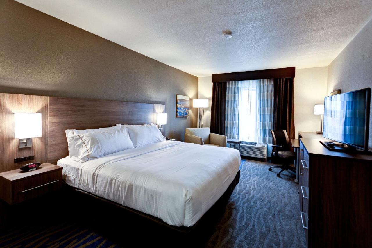 King Room - Hearing Accessible at Holiday Inn Express & Suites Manhattan by IHG