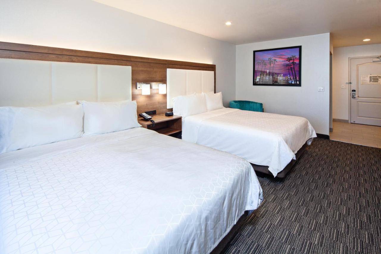  | Holiday Inn Express Hotel & Suites Hollywood Walk of Fame