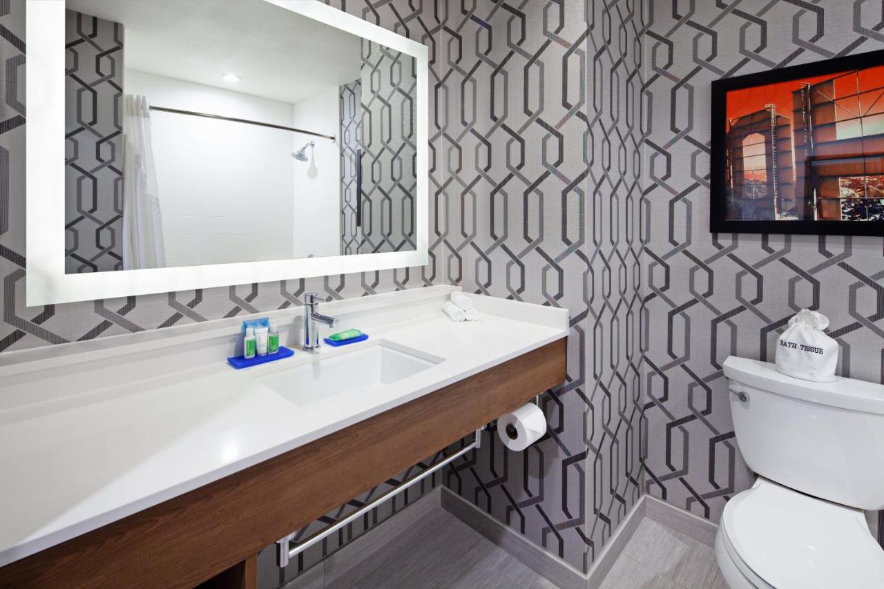 Deluxe King Room - Mobility Access Roll in Shower/Non-Smoking at Holiday Inn Express Hotel & Suites Hollywood Walk of Fame by IHG