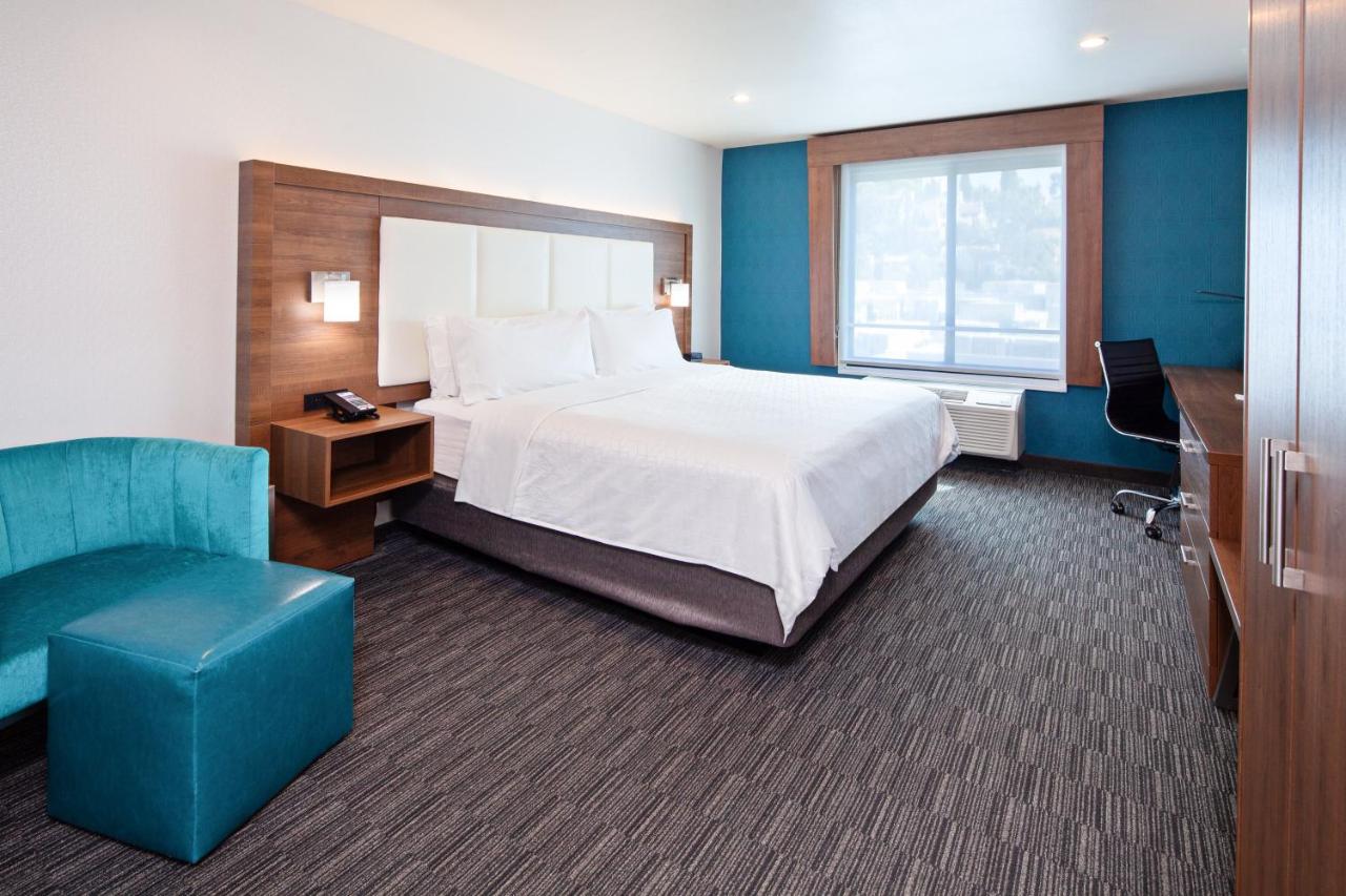 King Room at Holiday Inn Express Hotel & Suites Hollywood Walk of Fame by IHG