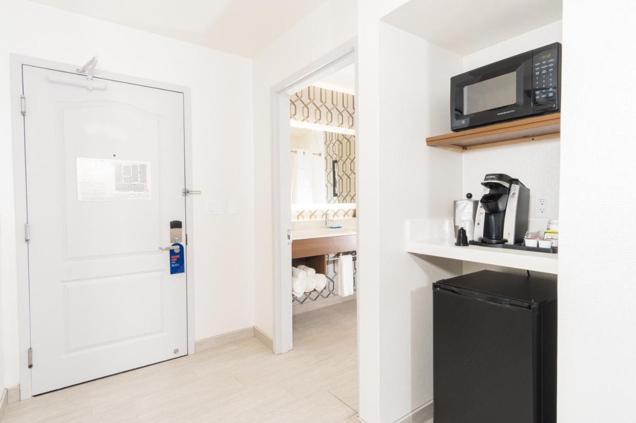 Deluxe King Room - Mobility Access Roll in Shower/Non-Smoking at Holiday Inn Express Hotel & Suites Hollywood Walk of Fame by IHG