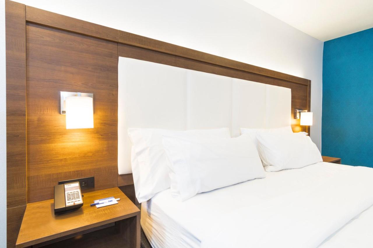 Deluxe King Room - Mobility Access Roll in Shower/Non-Smoking at Holiday Inn Express Hotel & Suites Hollywood Walk of Fame by IHG