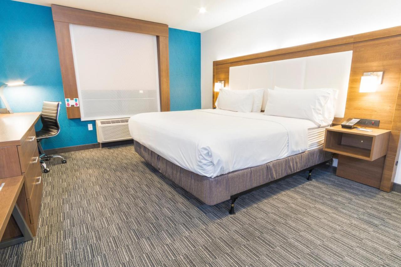 Deluxe King Room - Mobility Access Roll in Shower/Non-Smoking at Holiday Inn Express Hotel & Suites Hollywood Walk of Fame by IHG