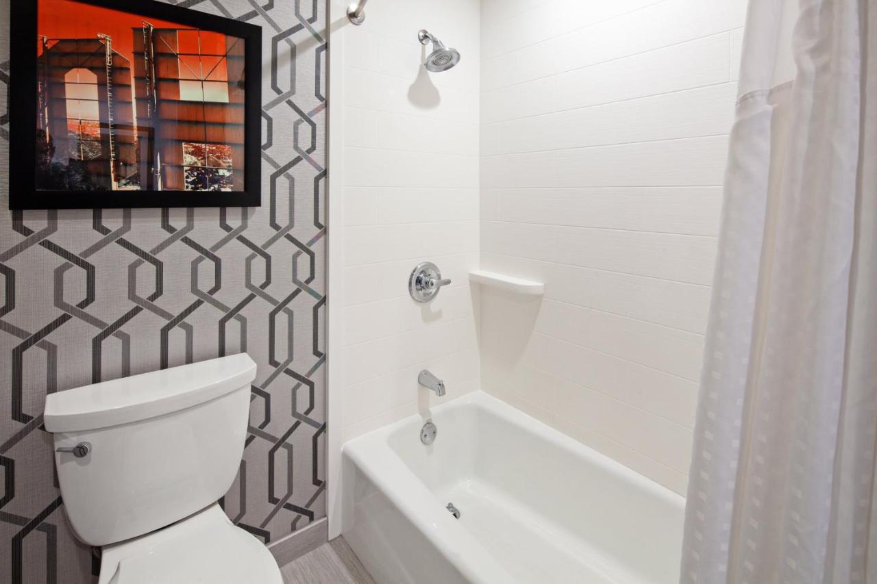 Deluxe King Room - Mobility Access Roll in Shower/Non-Smoking at Holiday Inn Express Hotel & Suites Hollywood Walk of Fame by IHG
