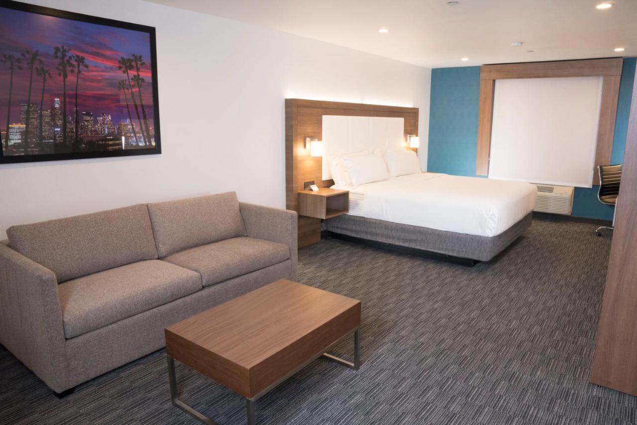  | Holiday Inn Express Hotel & Suites Hollywood Walk of Fame