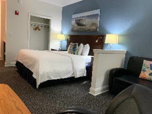 Room #491918010 at Hotel Pensacola