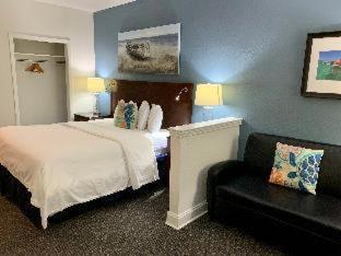 Room #491918010 at Hotel Pensacola