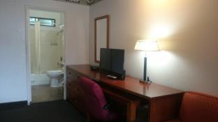 Room #2974909 at Monterey Fairgrounds Inn