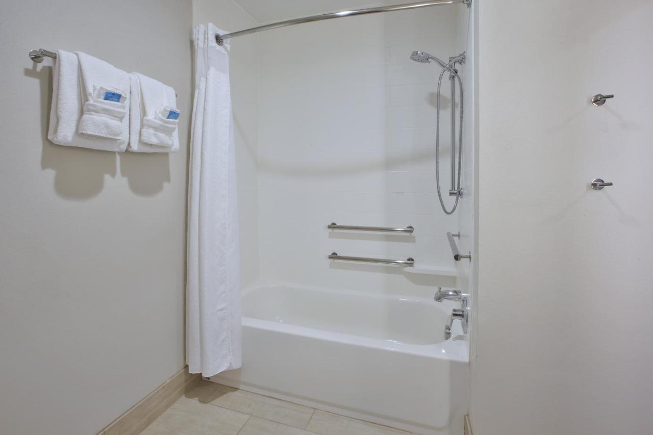 | Holiday Inn Express & Suites - Parkersburg East, an IHG Hotel