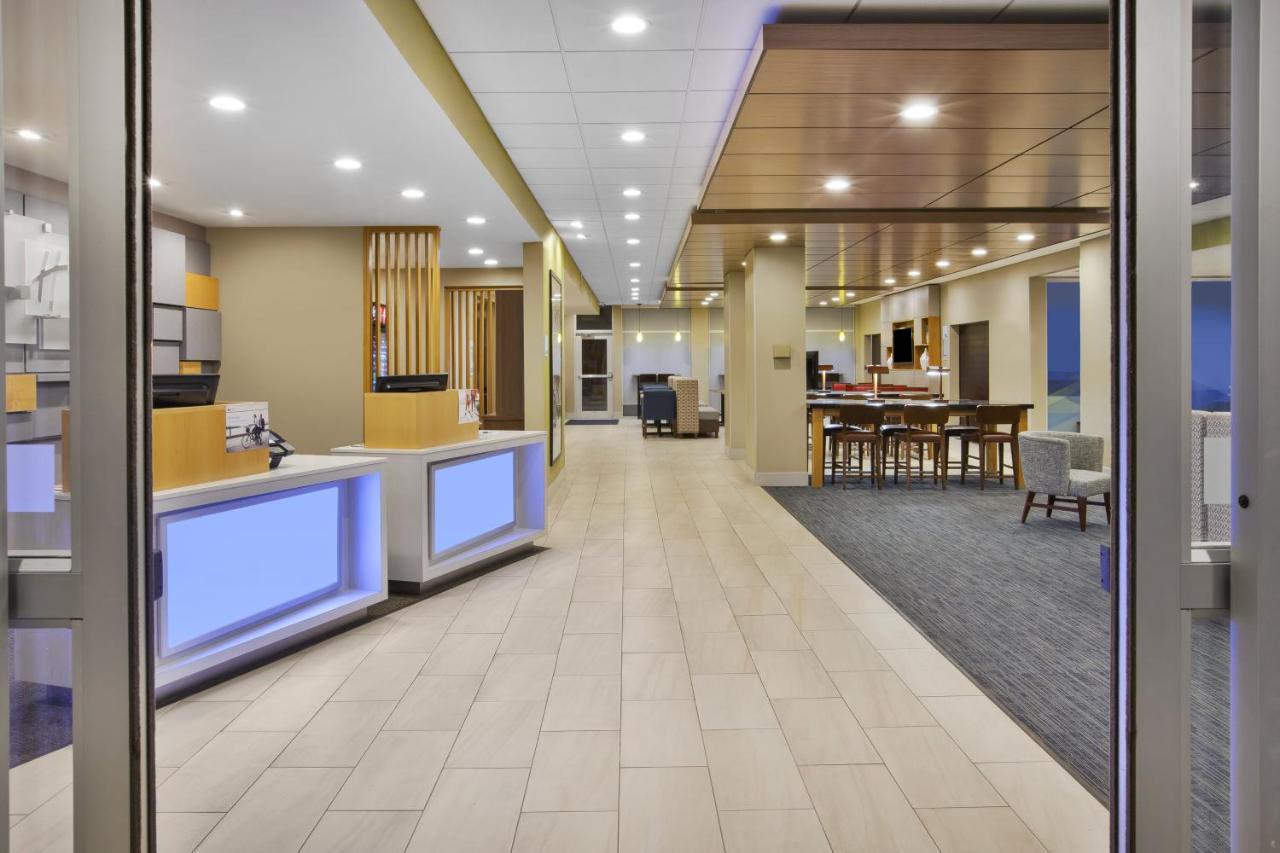 | Holiday Inn Express & Suites - Parkersburg East, an IHG Hotel