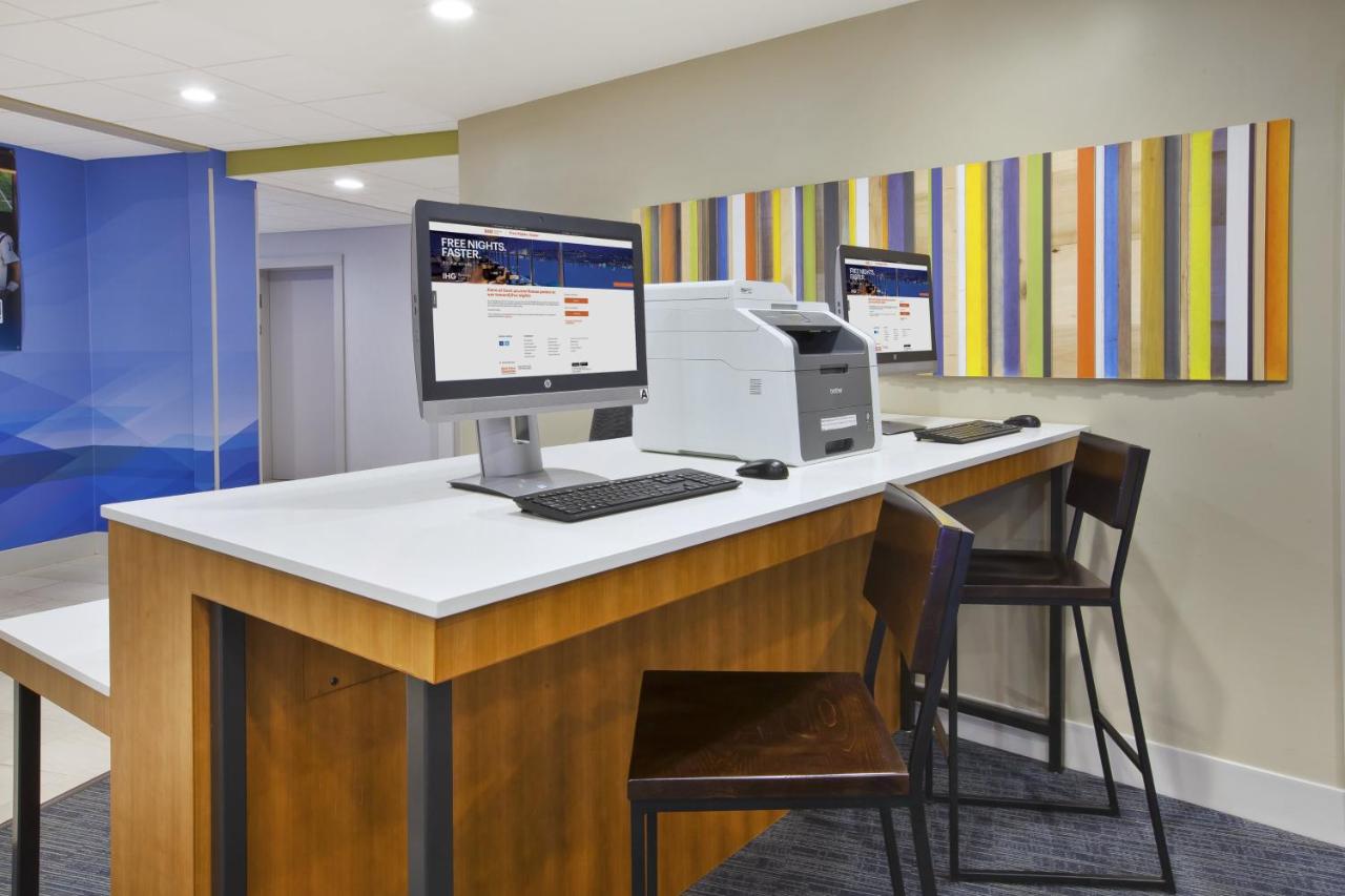 | Holiday Inn Express & Suites - Parkersburg East, an IHG Hotel