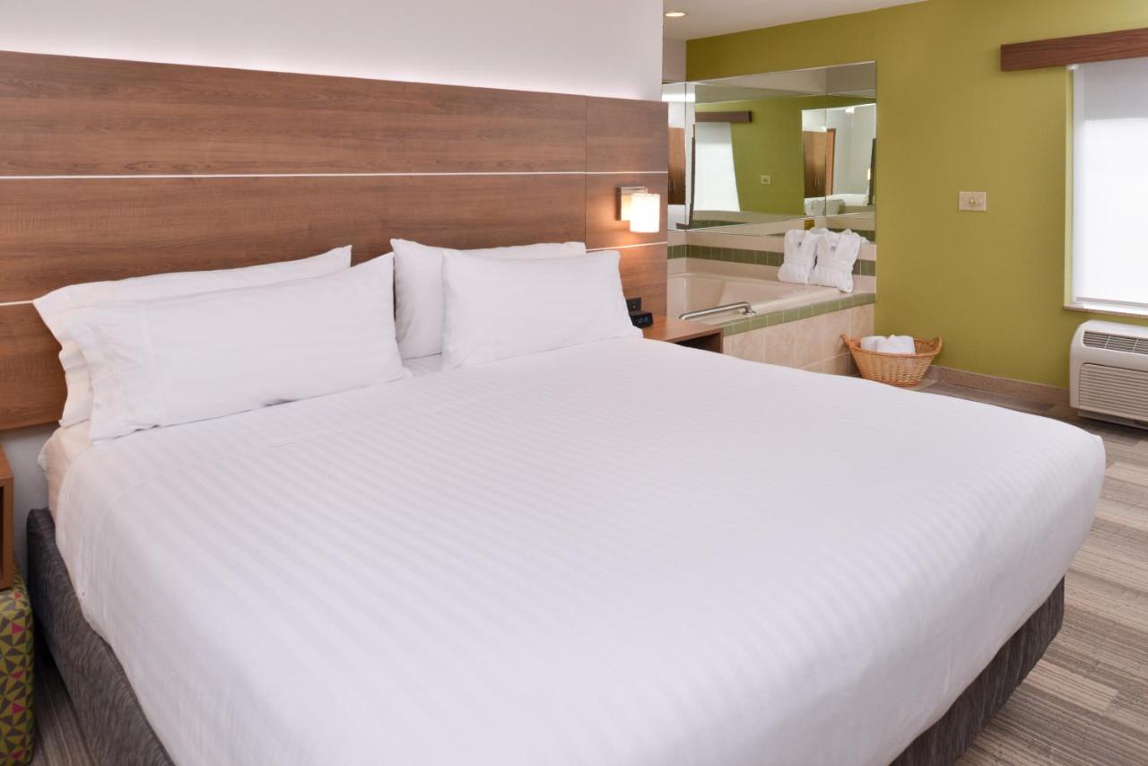 | Holiday Inn Express Mineral Wells, an IHG Hotel