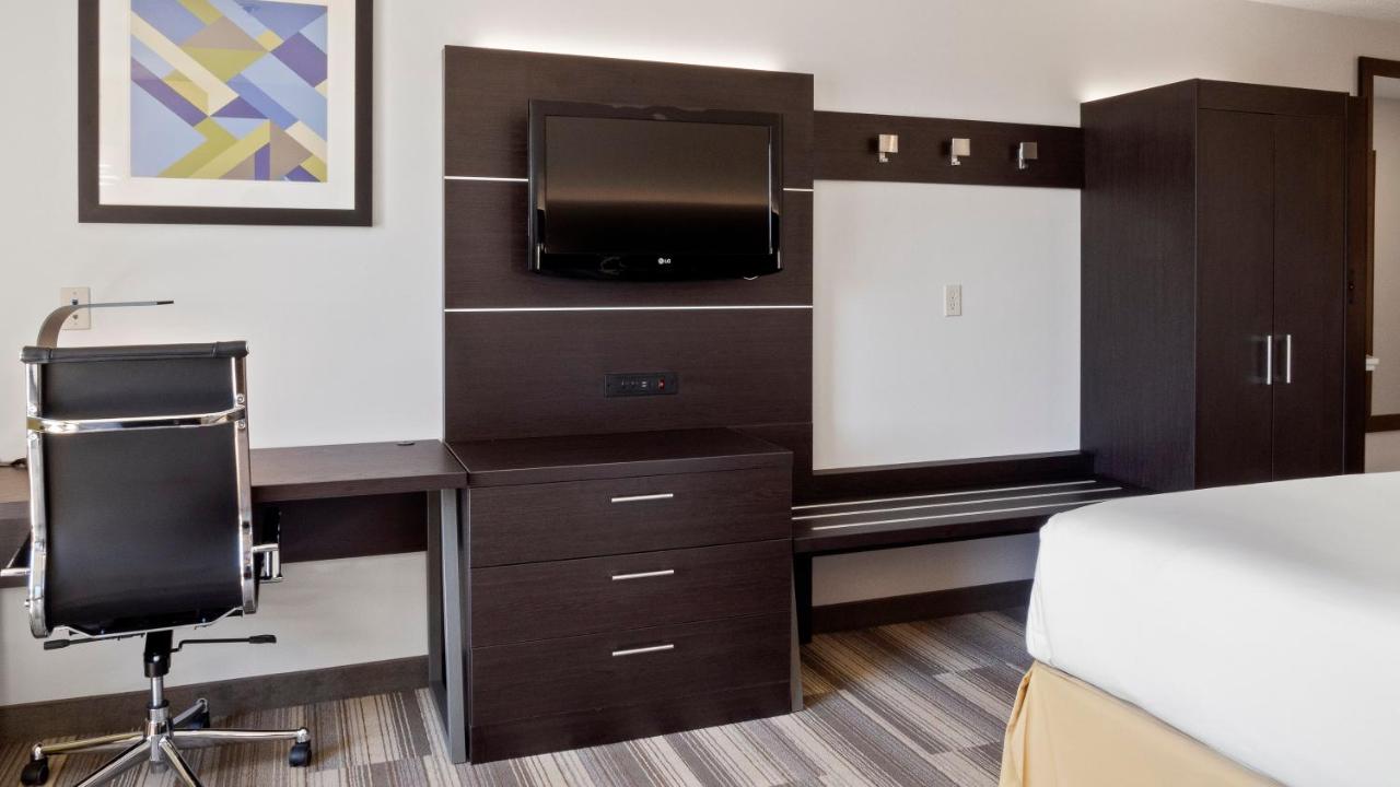 King Room at Holiday Inn Express and Suites Newton by IHG