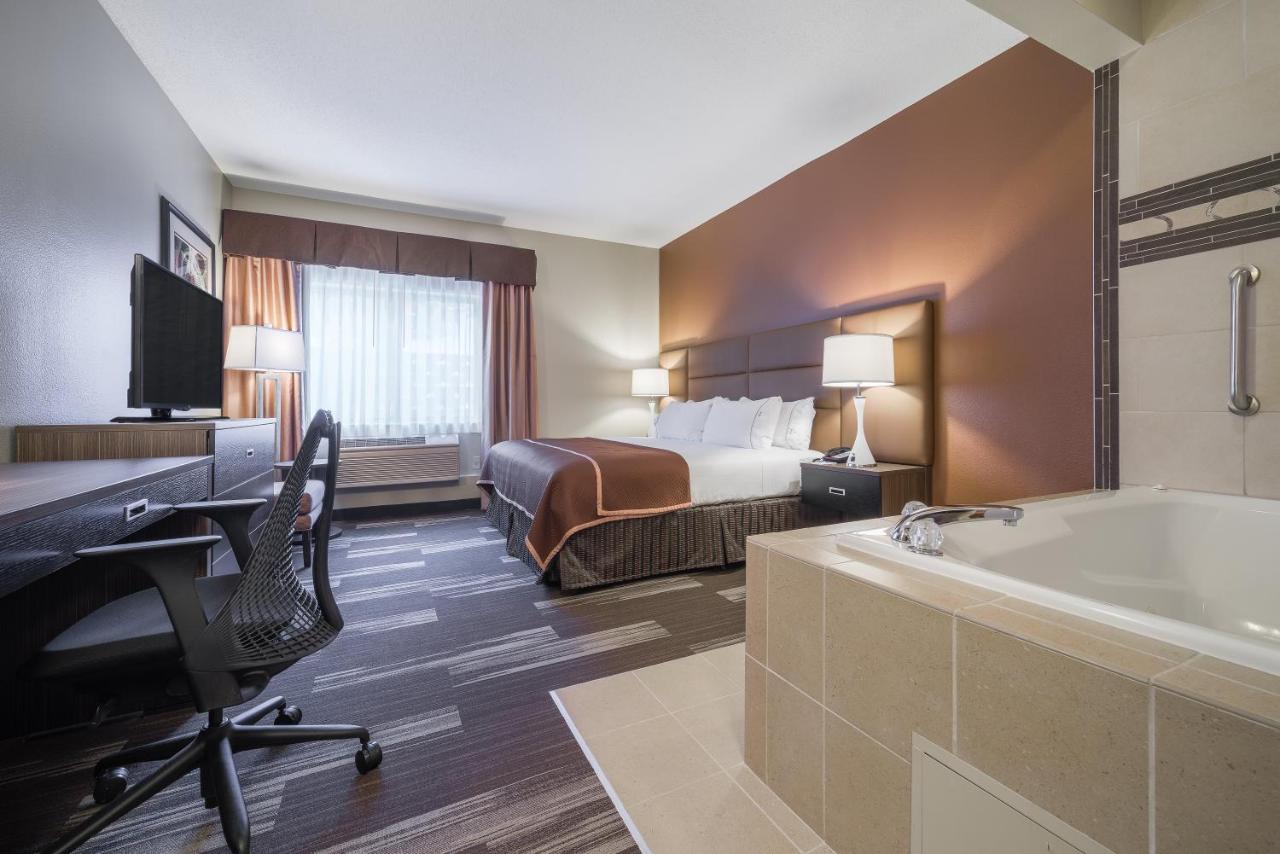 | Holiday Inn Express Hotel & Suites St. Paul-Woodbury, an IHG Hotel