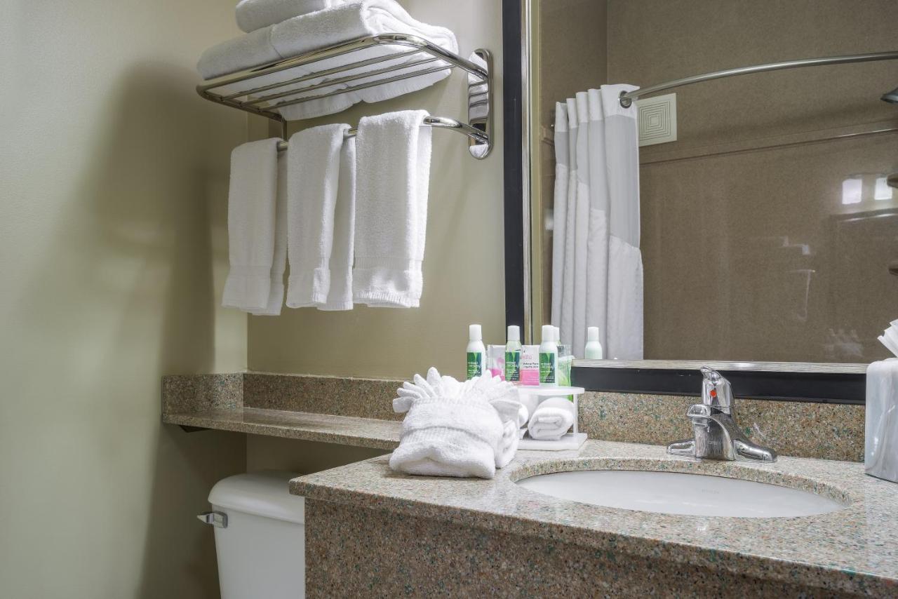 | Holiday Inn Express Hotel & Suites St. Paul-Woodbury, an IHG Hotel