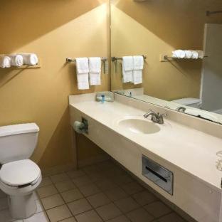 Room #491918013 at Hotel Pensacola