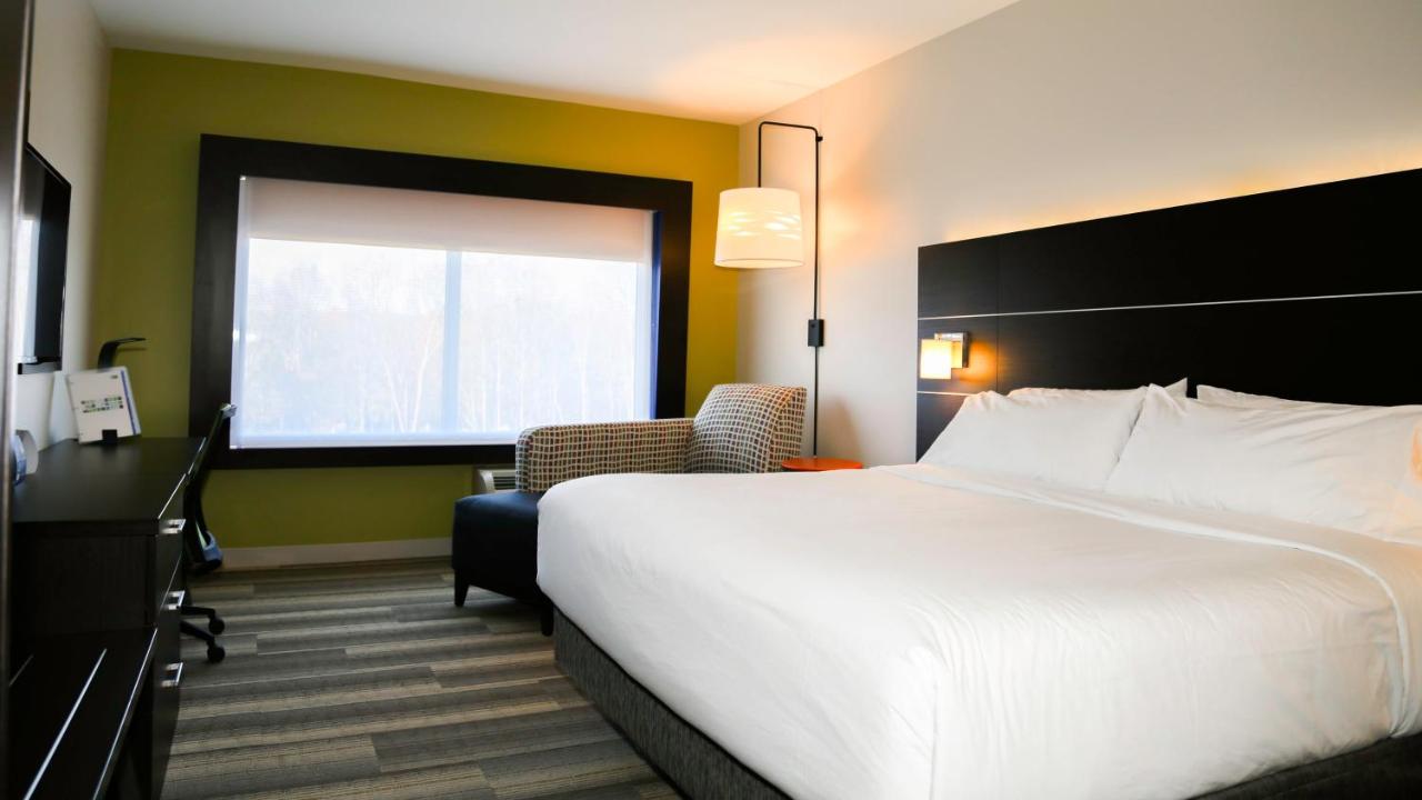 King Room - Disability Access/Roll in Shower at Holiday Inn Express & Suites Kingston-Ulster by IHG
