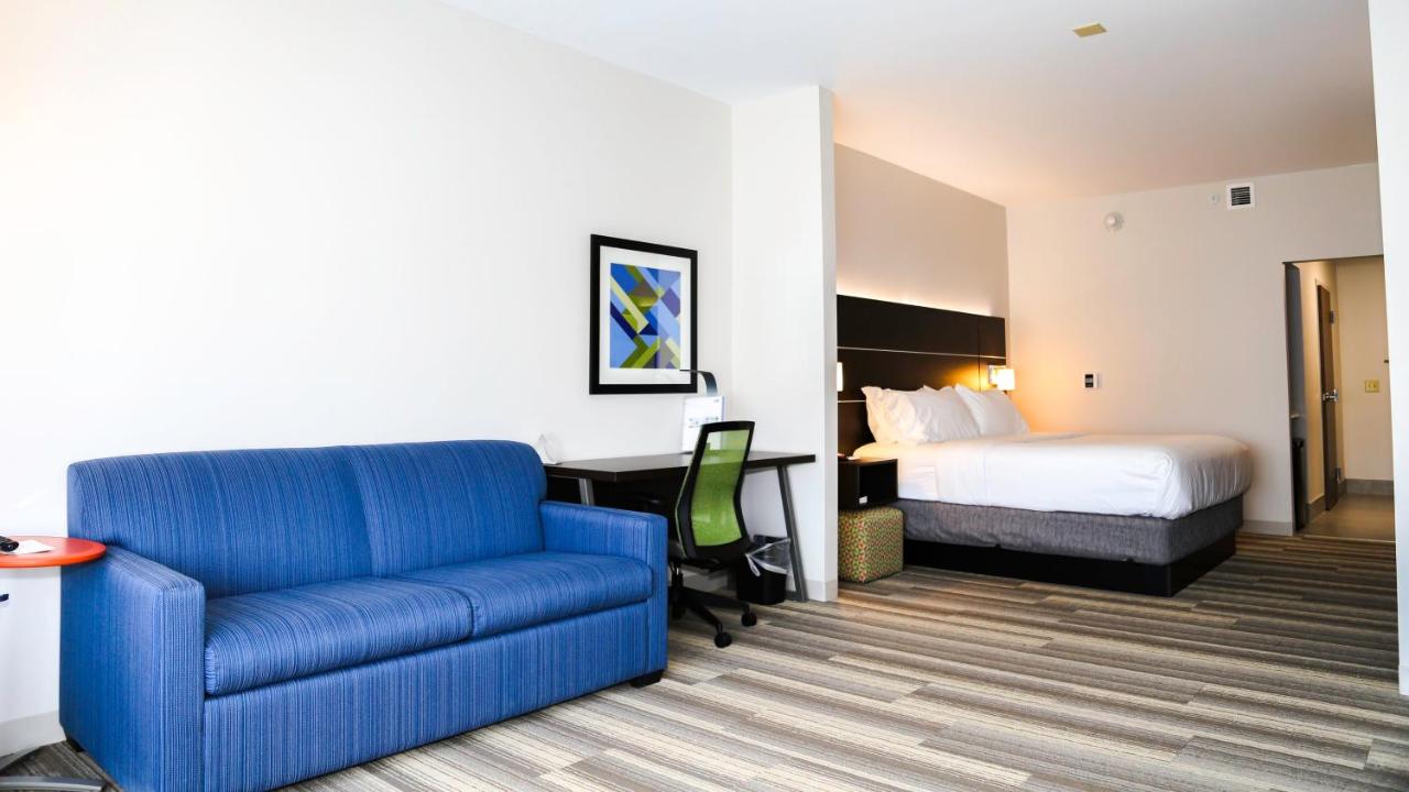 King Suite at Holiday Inn Express & Suites Kingston-Ulster by IHG