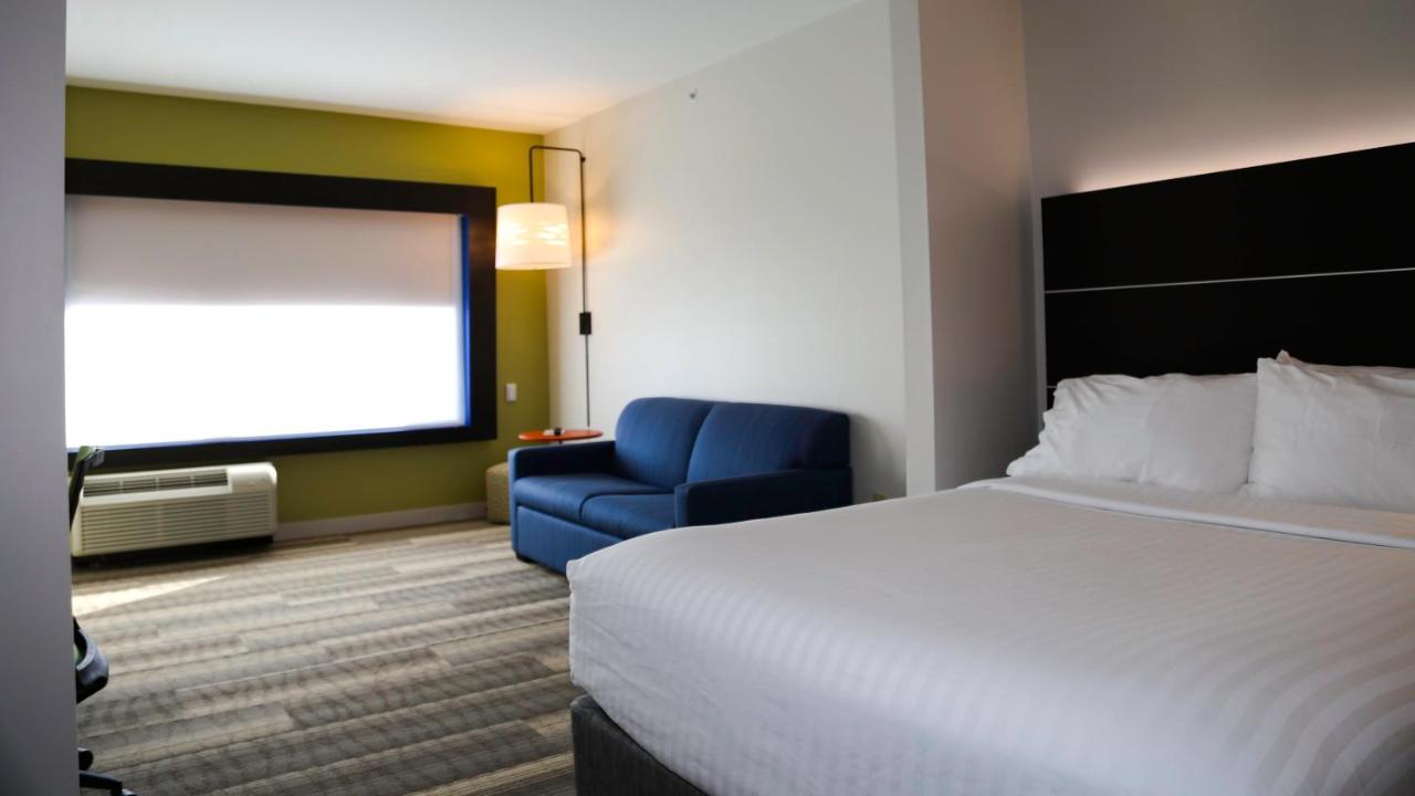 King Suite at Holiday Inn Express & Suites Kingston-Ulster by IHG